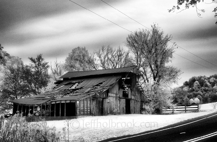 Dilapidated barn near Spring Hill, TN